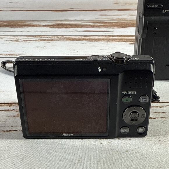 Nikon COOLPIX S570 12.0MP Digital Camera Black PARTS ONLY - Picture 4 of 6